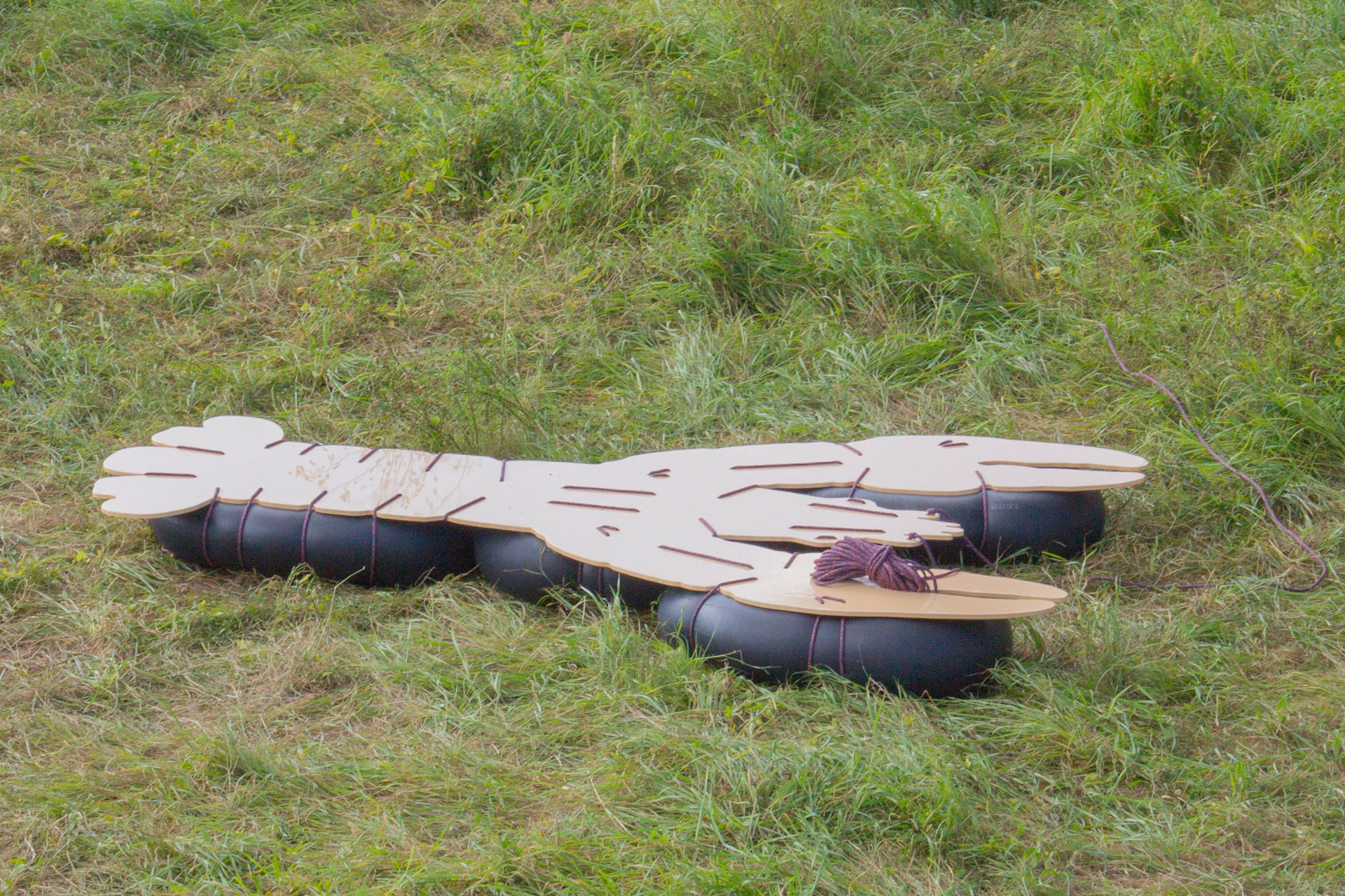 Amphibious platform of the Para Sites project interacting with the Neckar river ecosystem
